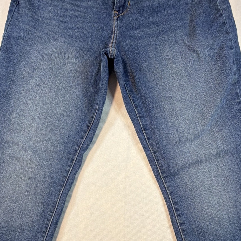 Levi Strauss Signature Women's 8 Mid-Rise Straight Stretch Medium Wash Classic - Picture 2 of 15
